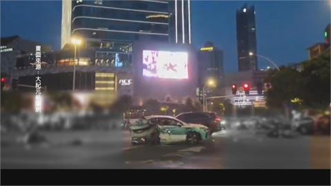 福州自小客車「飆闖紅燈」撞2死　畫面曝光！疑是中國電動車