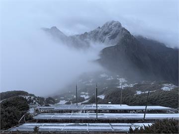 玉山下雪了！清晨積雪0.5公分　絕美銀白仙境畫面曝光