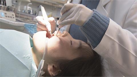 「波波牙醫」爭議延燒！　500牙醫躺立院前抗議