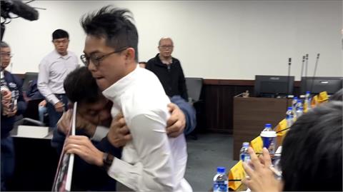 快新聞／台南議會爆衝突！藍黨團挺財劃法　基進議員持「挑戰書」踢館嗆辯論