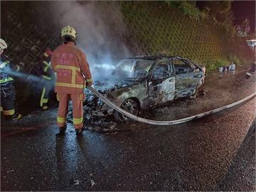 快新聞／淡水晚間驚傳火燒車　車齡25年進口車不明原因起火！幸無人傷亡