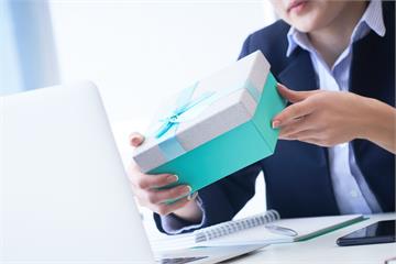 對方說「不收禮」怎麼辦？5個商務送禮情境與體面應對策略