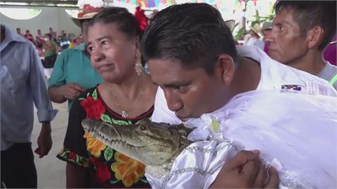 墨西哥市長迎娶鱷魚　擁「七歲嫩妻」親親秀恩愛
