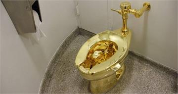 18K金馬桶真的能沖水！紐約蘇富比拍賣被買走　驚人價格曝