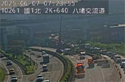 快新聞／大型翻車現場！國1北上八堵路段遊覽車撞分隔島　43歲司機急送醫