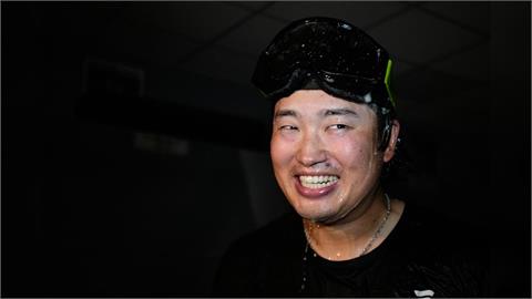 MLB(影)／一定是100分的啦！「村神」香檳浴玩瘋了！嗨喊：我是日本人
