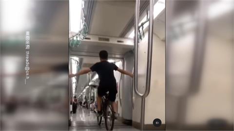 學生騎單車高捷「耍特技」？　擋連通道雙手放開遭PO網