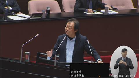 快新聞／王世堅出招了！立院質詢親送卓揆「這禮物」　最新畫面曝光