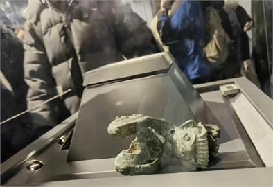 差點賠爆！中國遊客博物館擠到大打出手　意外撞翻商朝青銅文物