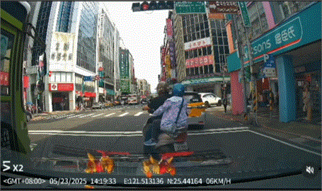北市78歲翁「紅燈8秒」仍硬闖！暴衝瞬撞全被錄「網猛抓1機車」慘了