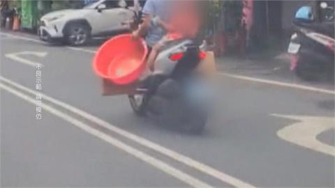 超危險!　埔里婦人單手騎機車載貨又載童