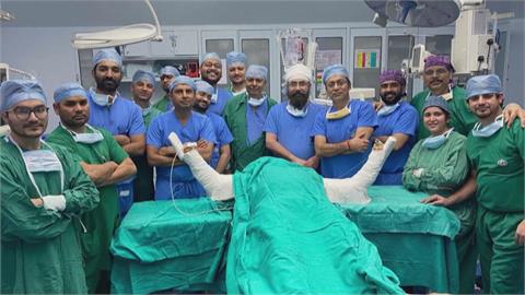 印度首次「雙臂移植手術」成功　男子有望重回畫家人生