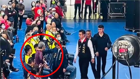 葉春蓮嗆傅崐萁被驅離　黃捷：員警放任長者被暴力對待？