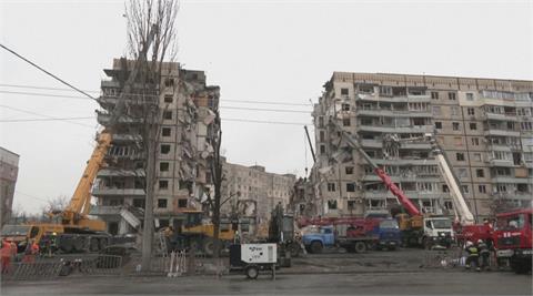 俄空襲烏東公寓死傷攀升 澤倫斯基求武器支援