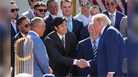 MLB(影)/川普問「誰投得比較好?」大谷、山本哥倆好互吹捧!衛冕道奇隊再進白宮