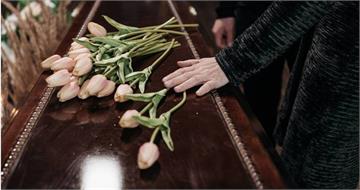 殯儀館領回兒衣物 父倒進洗衣機驚見「他的大腦」!忍悲舀回塑膠袋