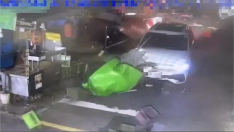 有鬼！駕駛見警加速逃　高速自撞攤車棄車逃逸