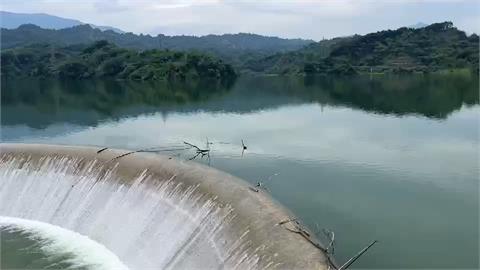 雲林湖山水庫100％滿庫　遊客朝聖溢流美景