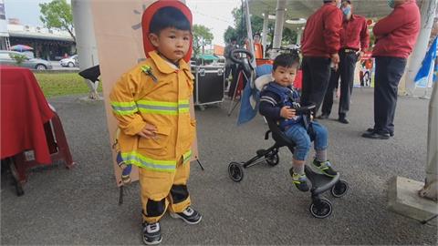 消防員走秀大秀肌肉　孩童扮消防車萌度爆表