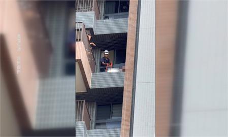 高雄男持刀砍傷前妻！一度坐13樓陽台外與警對峙