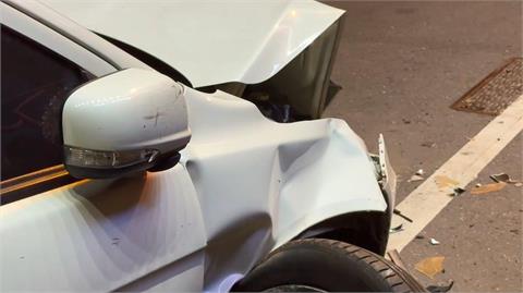 自小客「無預警右偏」連撞4車　駕駛下車猛晃疑精神恍惚
