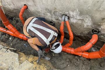 解鎖8年難題！新北社區1樓住戶自拆違建　68戶完成污水接管