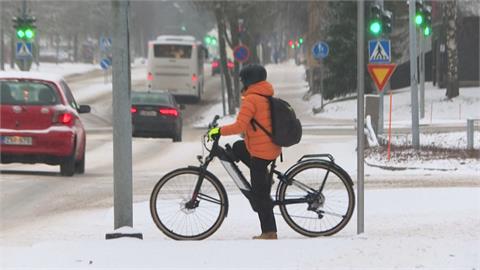 不怕冷！芬蘭冬季騎單車之都　零下25度民眾照騎單車