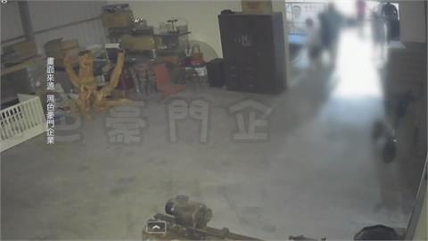 喬債糾紛？　10餘黑衣人持刀擄人不成　竟開車撞斷腿