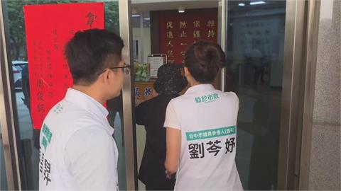 柯文哲逛逢甲夜市疑遭噴辣椒水　民眾黨報案！輔選加派警力保護