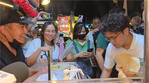 洋流經濟！沈伯洋中壢夜市大啖刈包掀討論　攤位吸民眾朝聖買同款