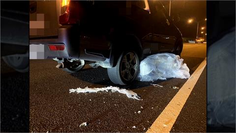 國道五號驚見3塊「彈簧床墊」　汽車被卡住動彈不得