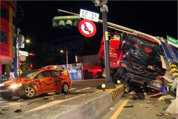 消防車趕救火遭轎車攔腰撞 釀3輕傷