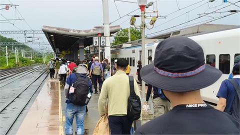 協助光復鄉災民清理家園 「鏟子超人們」湧入光復車站