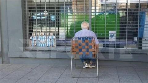 83歲阿公「坐門外看世足」心酸照曝　背後原因有洋蔥…他暖心送電視