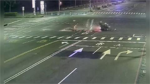 快新聞／疑未察覺前方警示燈！高雄妙齡女直撞護欄　人車噴飛