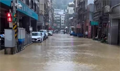 雨彈炸基隆！道路淹成「黃河」　民眾苦中作樂「甩竿釣魚」