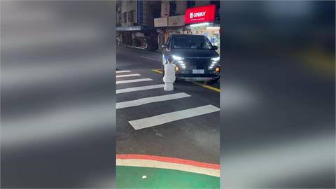 臨停車雙黃燈太刺眼？　女子搬椅坐車前表不滿