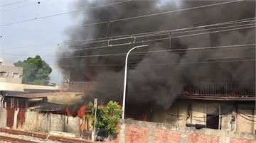 台鐵油庫旁民宅火警 延燒5戶一婦人灼傷