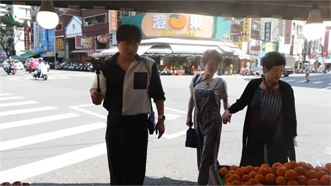 太便宜了！南韓婆媽逛台灣水果店瘋狂採購　兒笑：第一次看媽買這麼多