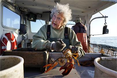 就是不退休！104歲龍蝦夫人已工作96年　生日前還拉80歲兒出海捕撈