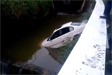 南港區落水意外 百萬名車插進水溝