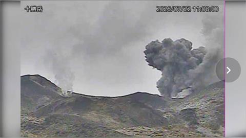 睽違22年！北海道「十勝岳火山」噴發 黑濃直竄2百公尺
