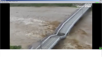 颱風洪水沖橋 南韓男子阻車前進 30秒後橋面驚塌