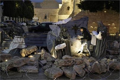 快新聞／平安夜伯利恆擺「瓦礫、鐵絲網」裝飾盼和平　以色列：戰爭繼續