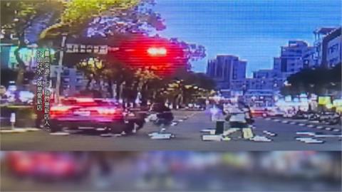 精神不濟？闖紅燈撞行人還不停　駕駛供稱：太緊張不知所措