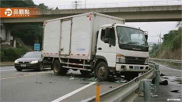 天雨路滑！新北八里大貨車失控衝分隔島　擦撞對向2車