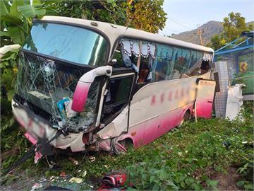 快新聞／台南遊覽車墜邊坡！  車頭嚴重毀損、9人急送醫 