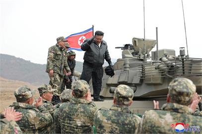 北朝鮮大秀肌肉！金正恩親自「駕駛坦克」畫面曝　檢驗朝軍實戰能力