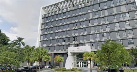 快新聞／汐止槍響！駕駛拒檢逃逸還撞警車　警開4槍壓制逮5人「2人是通緝犯」