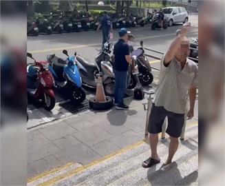 快新聞／被打槍？赴市場宣傳反罷　阿伯舉手怒喊「罷免高虹安」